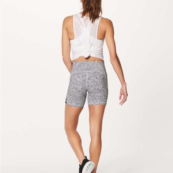 Lululemon Ditzy Daisy Train Times 6" shorts - Picture 4 of 11